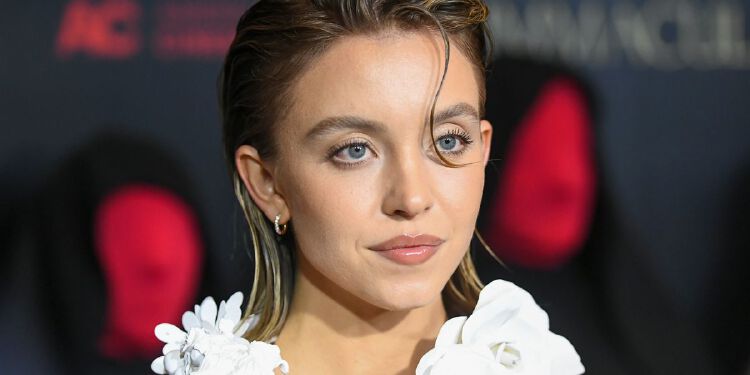 Sydney Sweeney S Sculptural Naked Top Is A Red Carpet Work Of Art Nestia