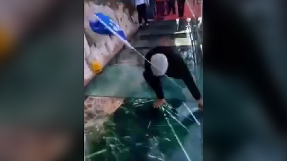 China glass walkway 'cracks' when visitors walk on it