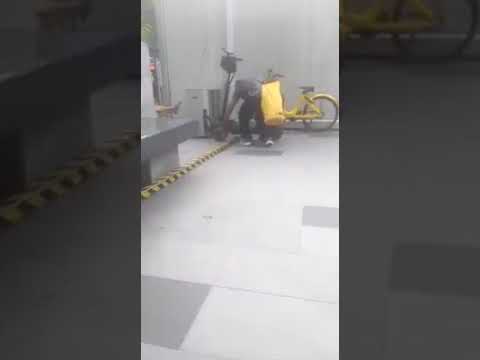 男子行为可疑！原来他在中峇鲁商场外偷电动滑板车！