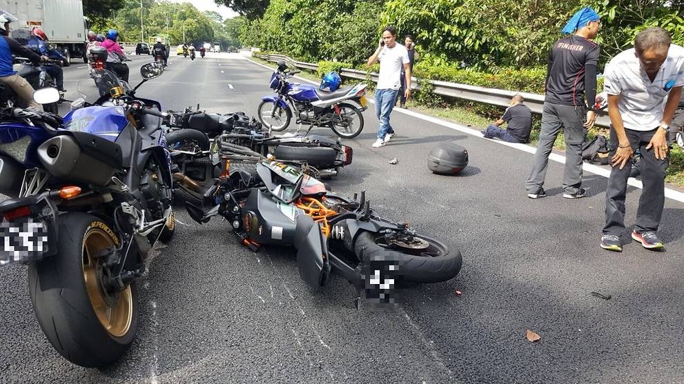 4 injured in crash involving 5 motorcycles, trailer and car on BKE