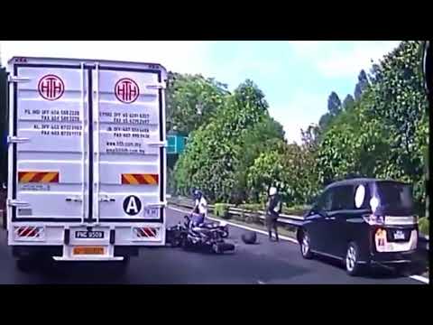 摩托车骑士在狮城快速公路上打滑摔倒，差点被罗厘碾过！