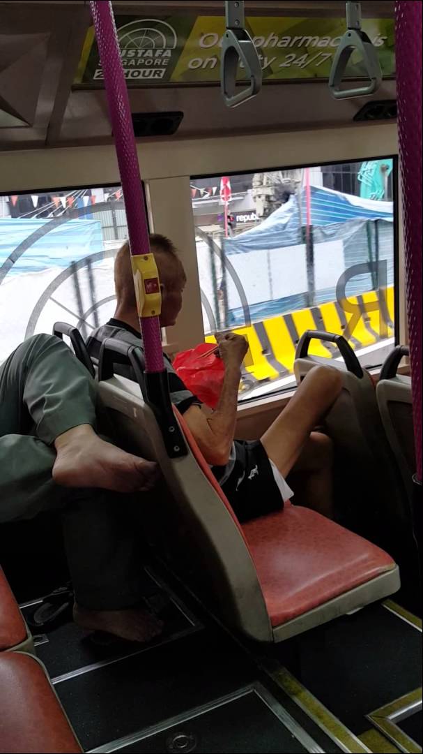 老人在巴士上吃东西，全程都没有任何人上前阻止！