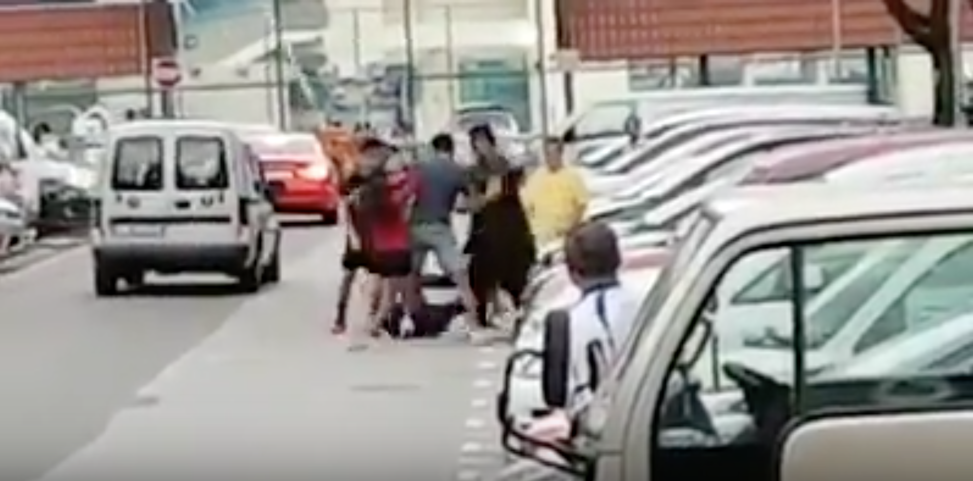 Fierce siol! Hougang 十三妹 vs a group of men in broad daylight gang fight! 