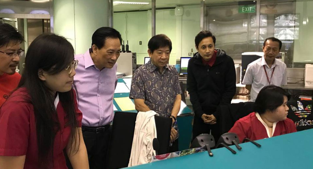 Khaw Boon Wan visits SMRT ground staff on New Year’s Eve to boost morale