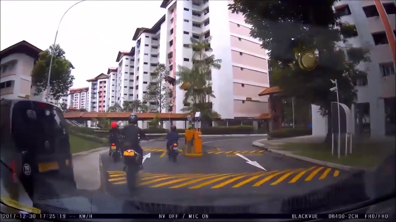 无语！摩托骑士们为了不付停车费，竟然这么做！