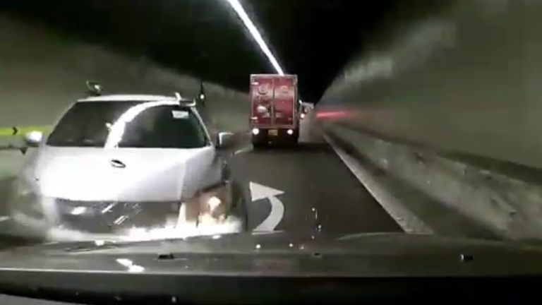 【离奇意外】轿车高速公路隧道内失控 反方向撞车