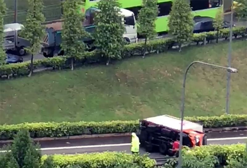 Massive jams after lorry overturns near TPE entrance