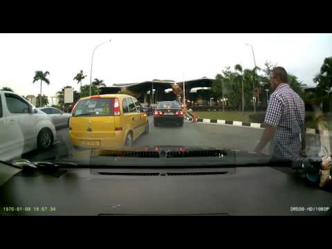 Arrogant and cowardly Singapore Driver scratches people's car and runs!