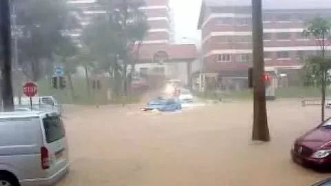 新加坡突发大暴雨，瞬间成汪洋！17亿祭水
