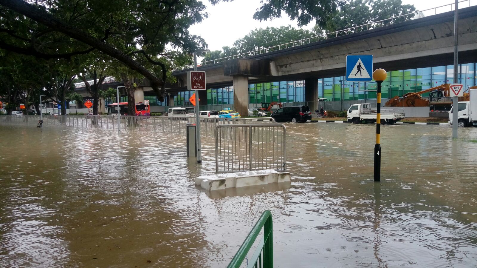 Monday blues! Flash floods in several areas to start the week !