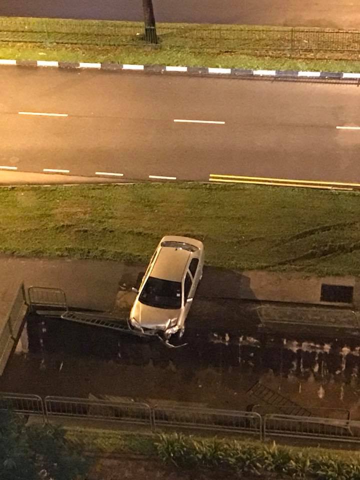 新加坡雨季马路湿滑，汽车打滑差点冲下水道！