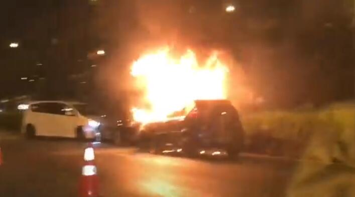 可怕！又有一辆汽车在泛岛快速公路上着火！