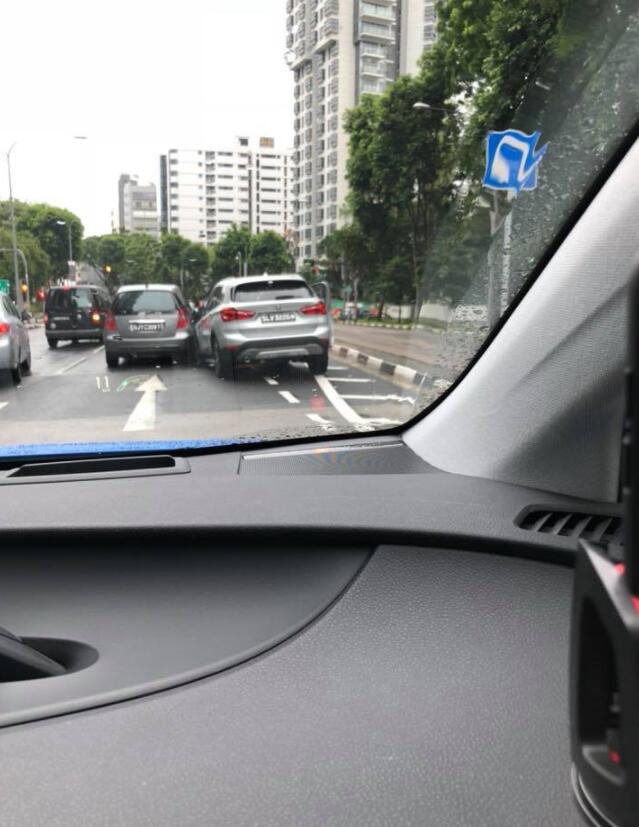 司机着急上厕所嘛？心急的撞上旁边的汽车！