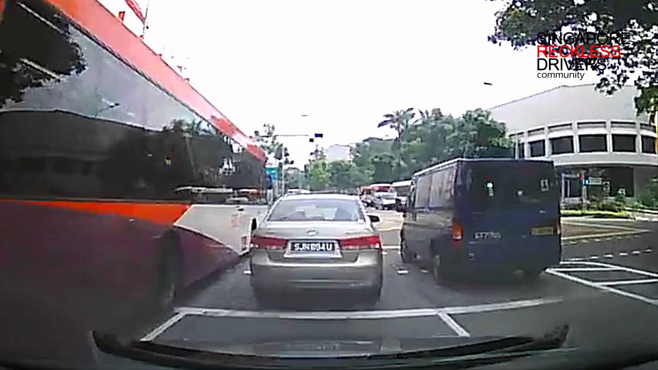 Singapore Driver forcing through without signalling intention!