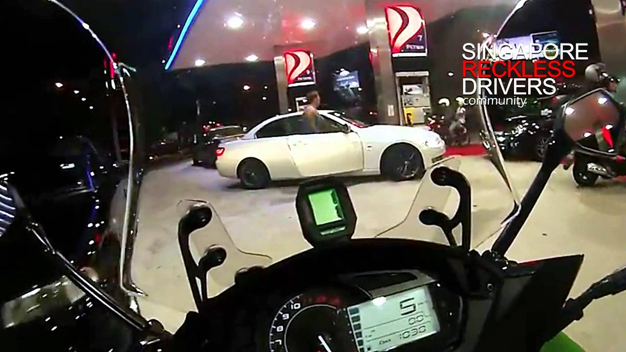 2 SG drivers road rage in a Malaysia petrol station!