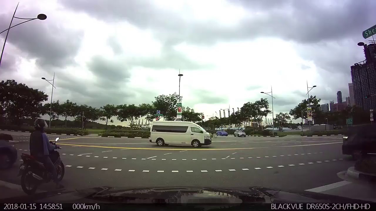 SG driver makes a 3-lane U-turn!