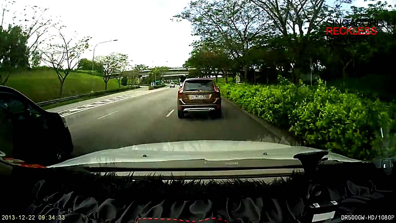 SG driver seen road hogging!