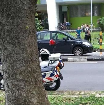 惊险一幕！新加坡学生放学过马路被困车底，10名路人拔“车”相助