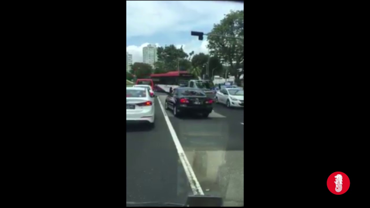SG driver tries to cut queue from opposite lane!