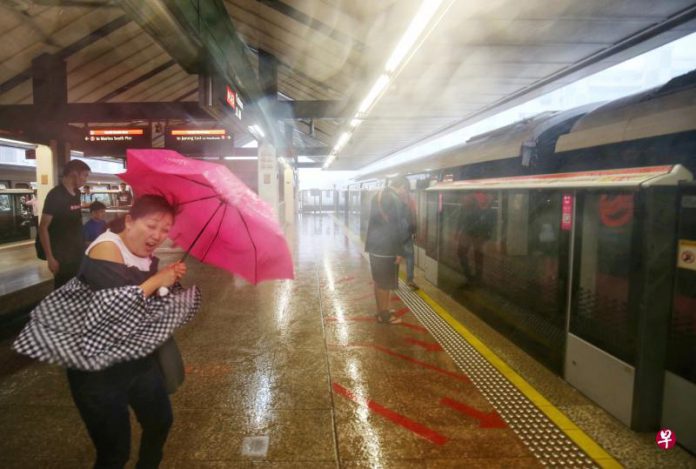 Commuters drenched at Yishun MRT platform complain – “Build shelter that cannot shelter for what?” 
