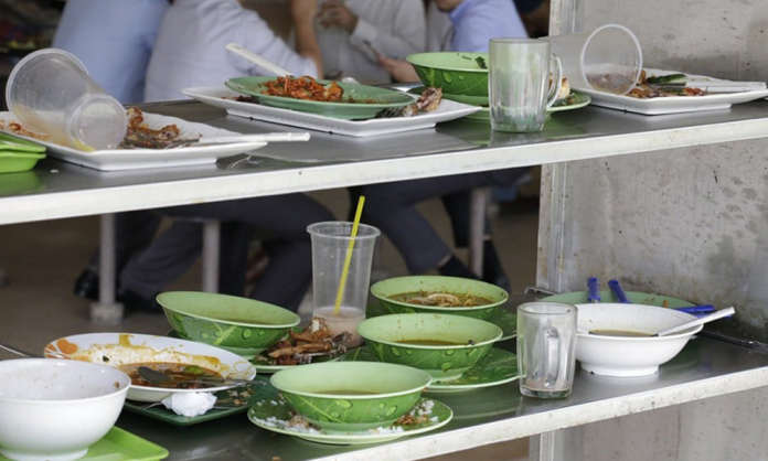 Hawkers say 90% of customers just refuse to pay for or use trays since tray deposit scheme came into effect