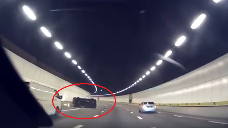 汽车撞上快速公路隧道墙壁后急转 休旅车被撞失控侧翻