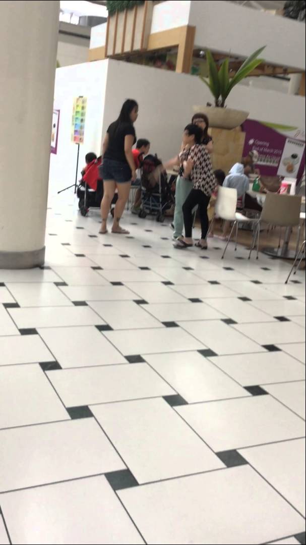 Crazy auntie shouting and fighting with elderly at jurong point!