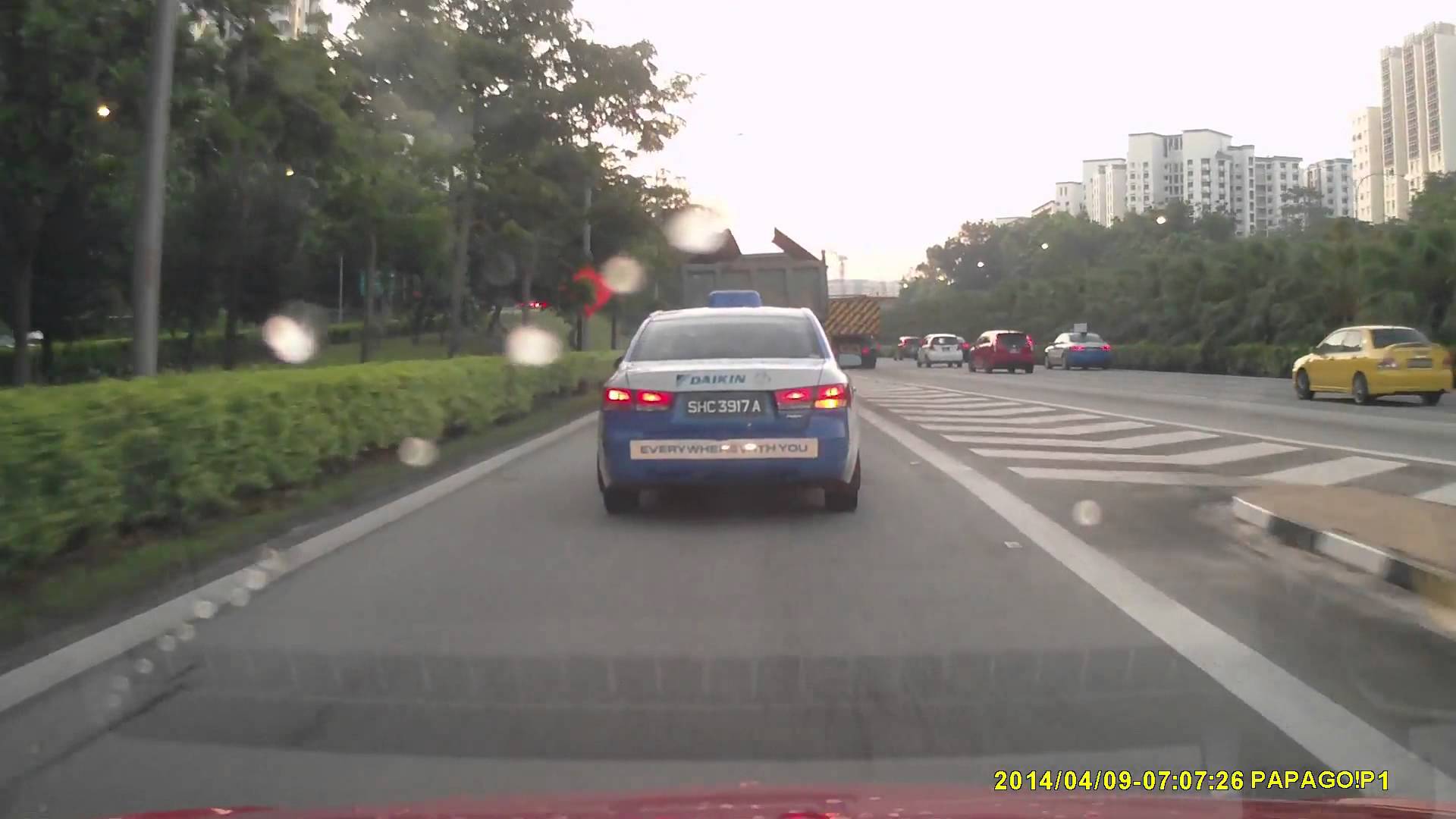 Reckless truck driver almost knock SG taxi!