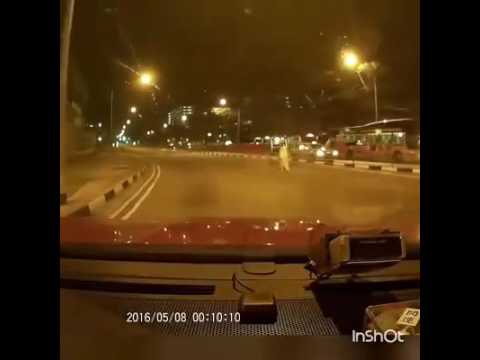 女子深夜身穿长白裙站在马路中央，司机以为遇到鬼！