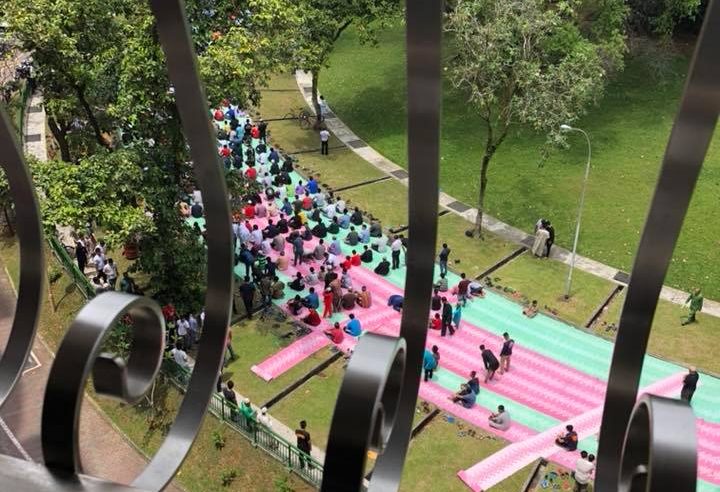 Muslims saying Friday prayers in the heat of CNY Day 1 is what S’pore is all about
