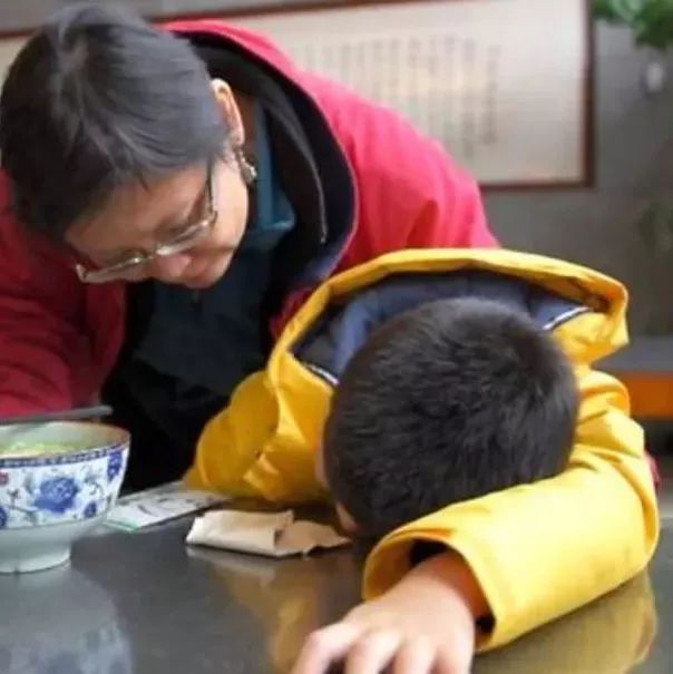 泪崩！北京8岁孤儿失去双耳，狮城爱心夫妇收养