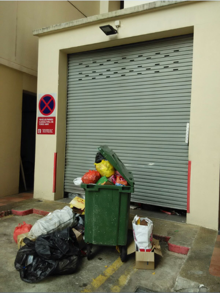 盛港组屋垃圾槽机器故障 垃圾三日无法清除满至三楼