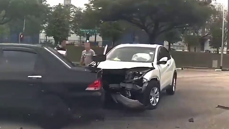 两辆汽车淡滨尼相撞 车头严重受损