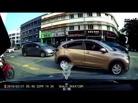 Cyclist causes TP to crash his motorbike!