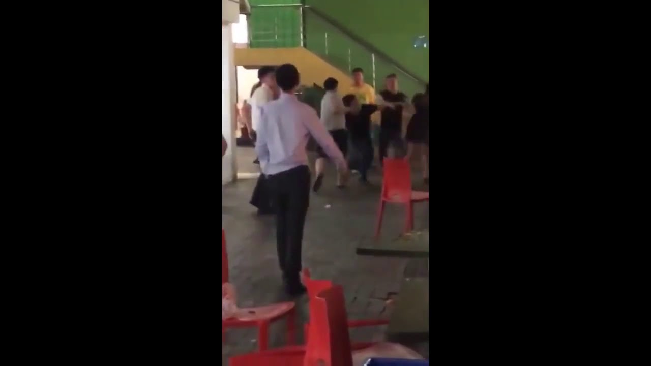 Chinatown kopitiam gang fight! One man vs many! Old man, 啤酒妹, all can beat!