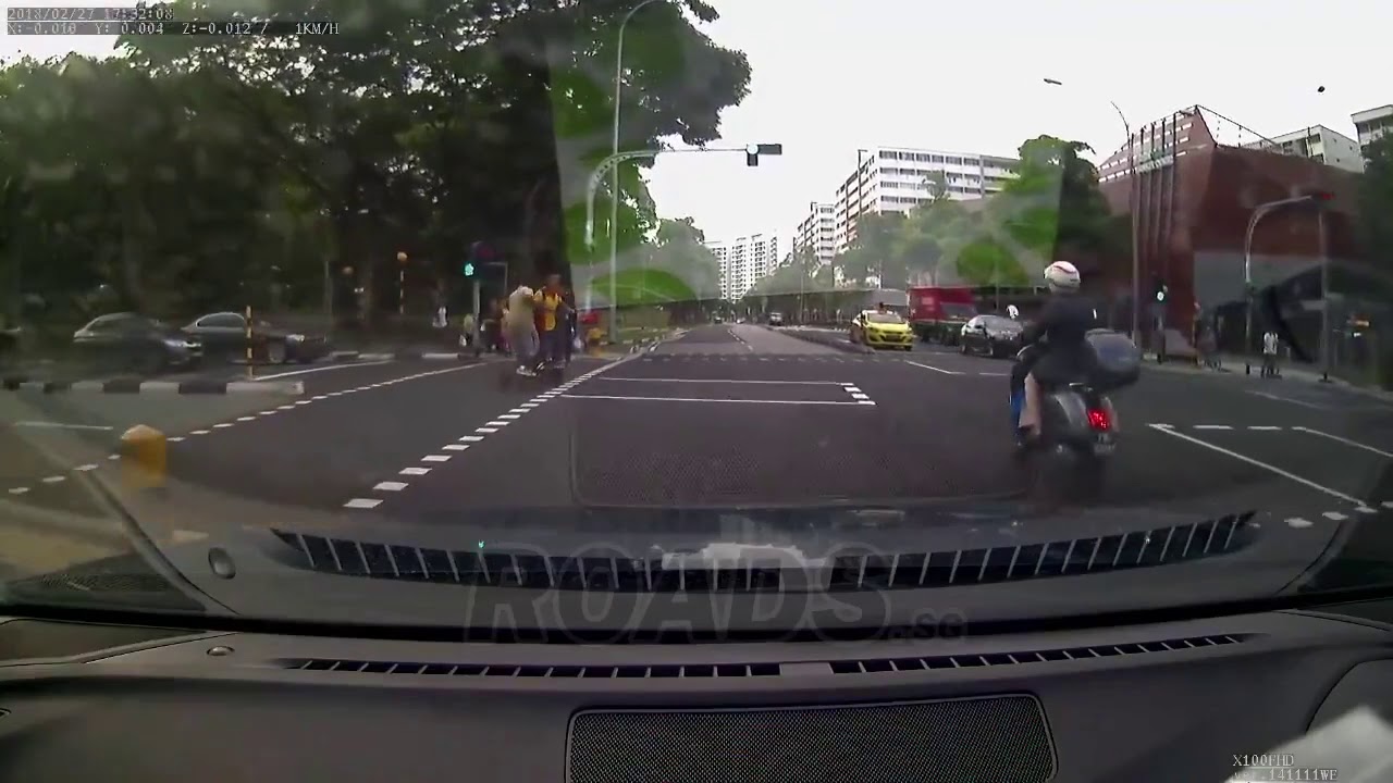 2 scooters end up kissing each other on the road!