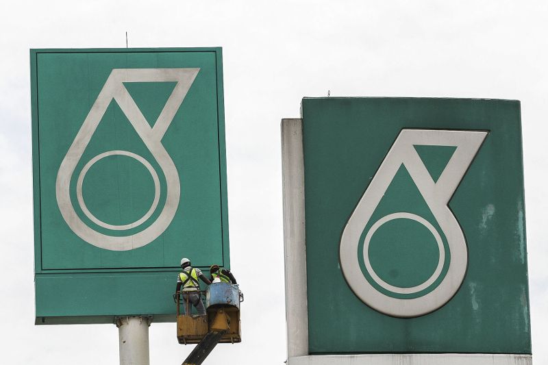 Umno’s Razlan calls Dr M’s plan to list Petronas subsidiaries a bad move