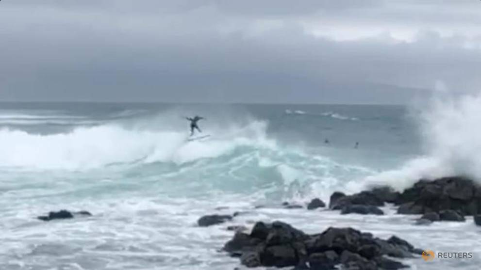 Hurricane Treats Hawaii Surfers To A Taste Of The Perfect Wave Nestia