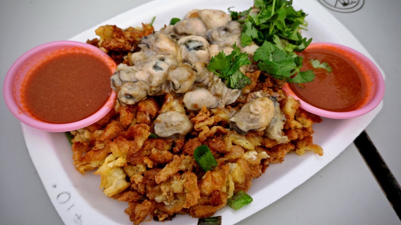 How oyster omelette (or luak) is fried (蚝蛋, 蚝煎)