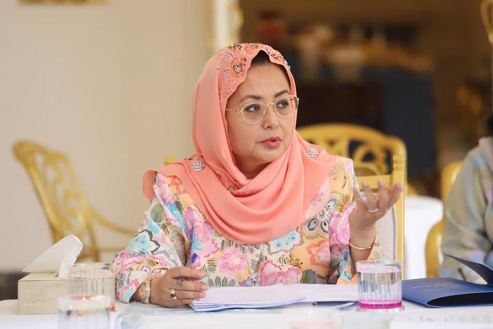 Johor Permaisuri donates monthly allowance to Raja Zarith Sofiah of Johor Foundation