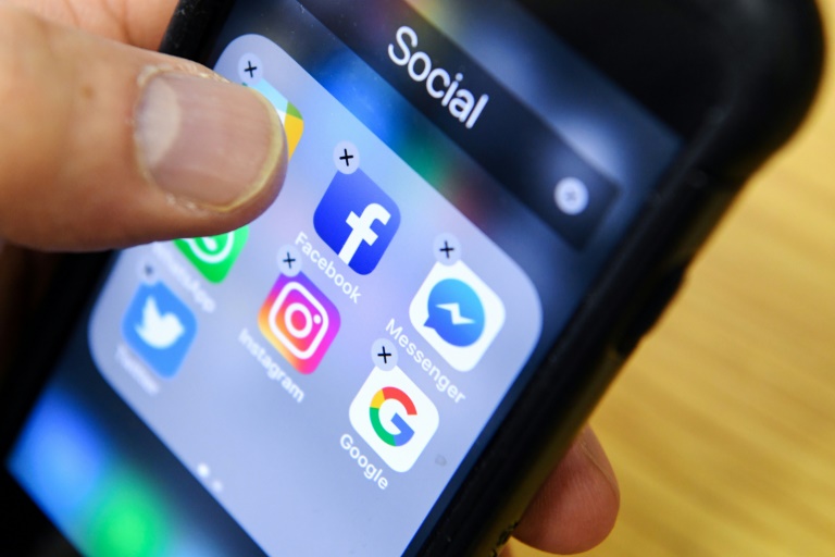 约百人赤身聚集Facebook总部外 抗议被禁上载裸体艺术照