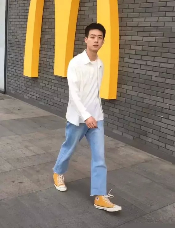 最近匡威“柠檬鞋”火了，配牛仔裤，工装裤都巨潮，要帅成校草！