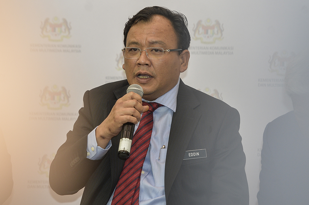 Deputy Minister Eddin Syazlee collapses in Dewan Rakyat from breathing difficulties