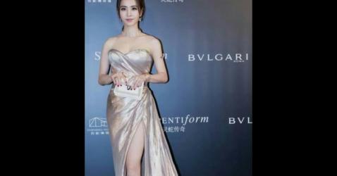 《性感女神》「」蔡依林「」穿着一件「」爆乳「」高叉金耧衣！还拿出《按摩棒》放在。。