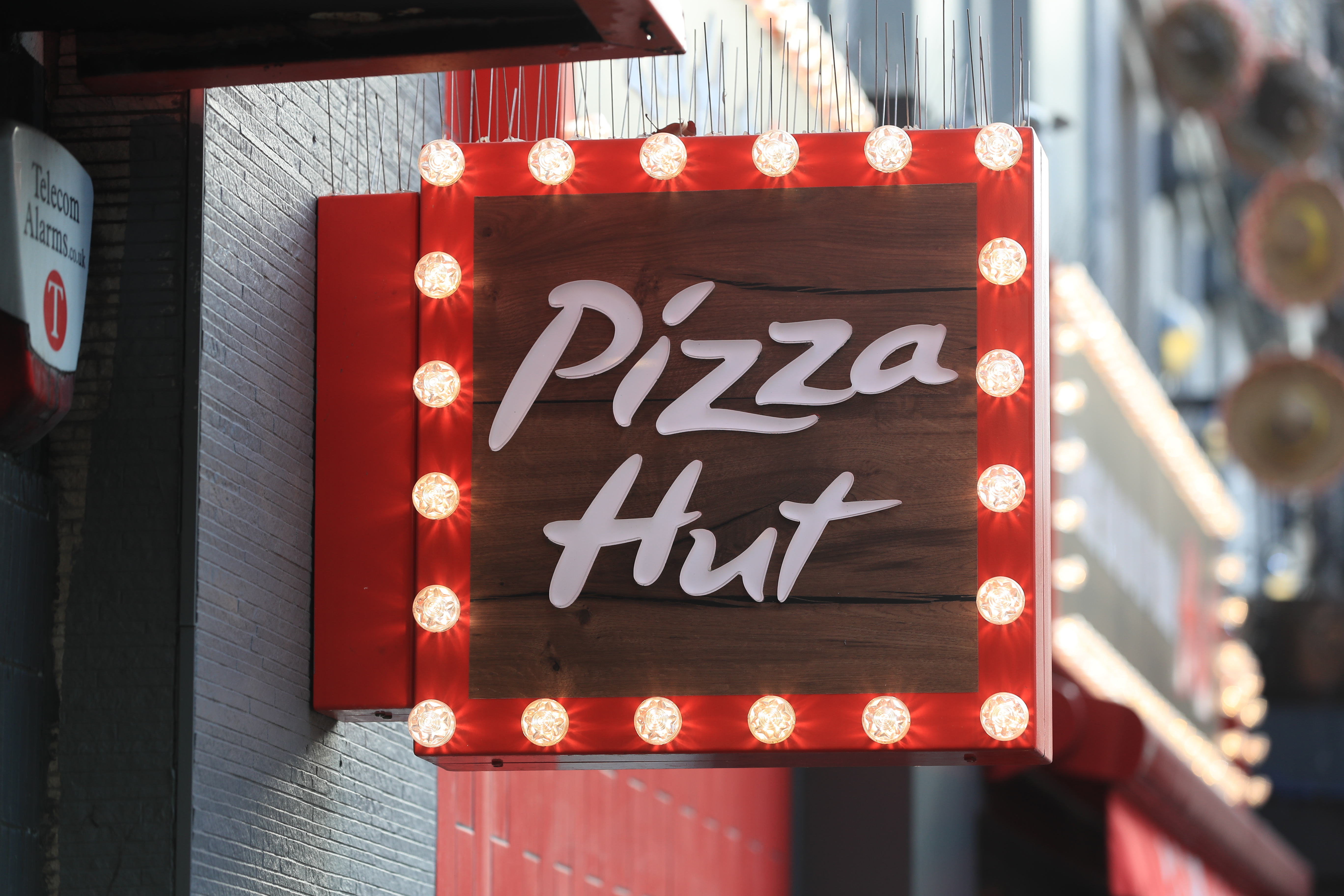 Order Free Pizza Hut Pizza Worth £15 With This Cashback Offer