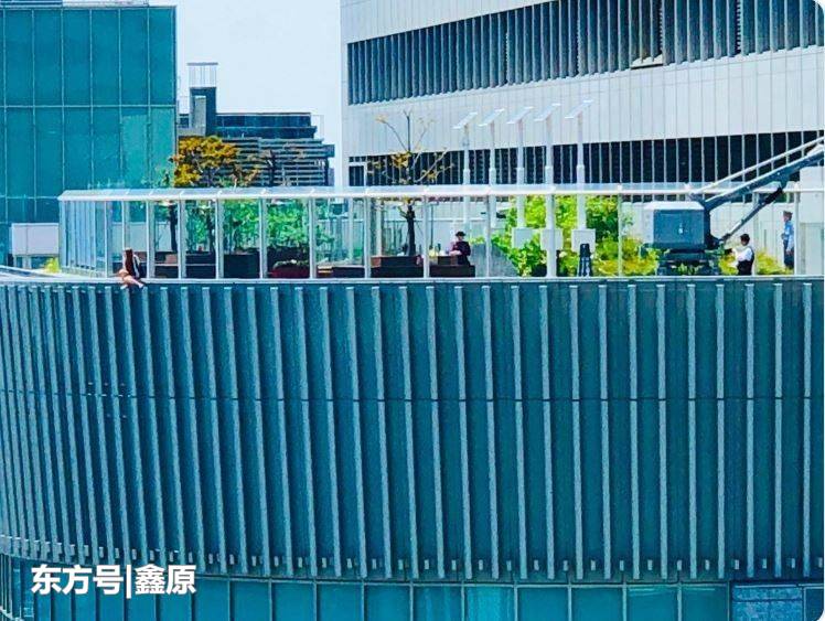 太冷漠！日本少女站楼顶欲跳楼轻生，过路人争相拍摄传到网上！