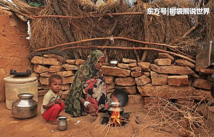 印度乡村实况：女人不能和男人同桌吃饭，小孩子也喜欢玩手机