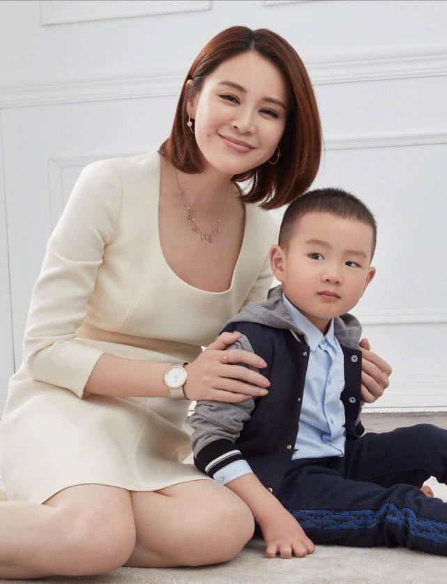 关悦携子女拍宣传片，儿子是缩小版佟大为，大女儿遗传了全部精华