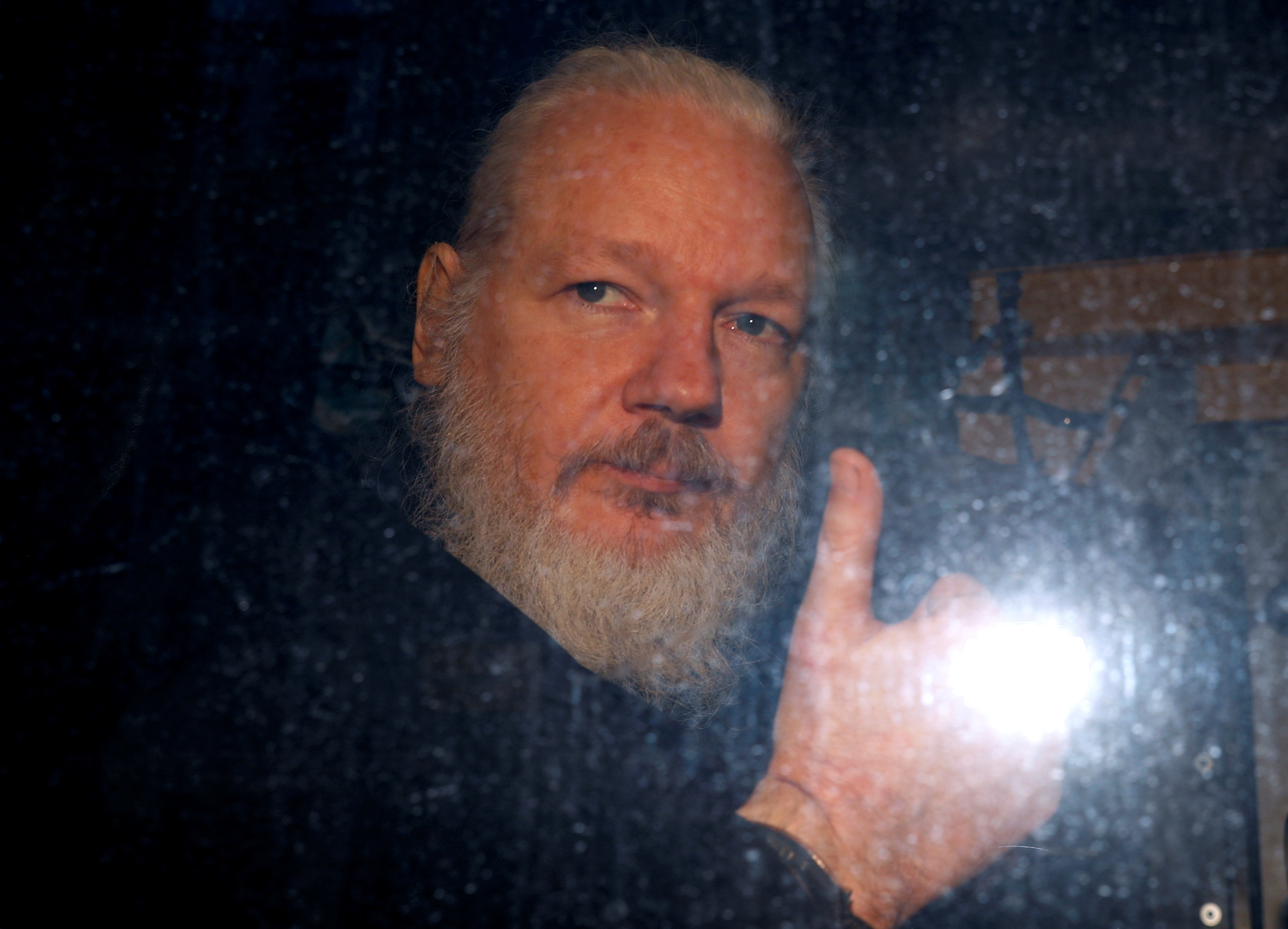 Swedish prosecutor issues formal request to hold Assange on rape suspicion