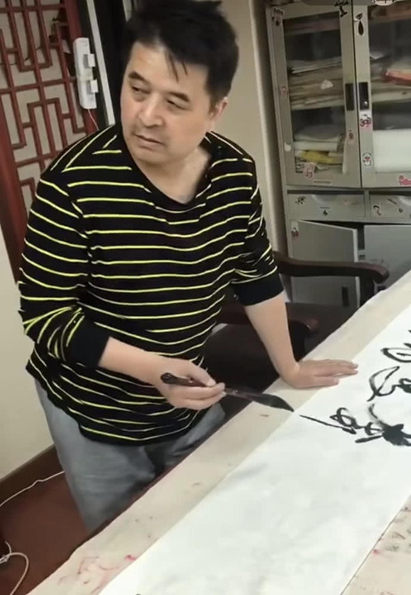 60岁毕福剑近照曝光，满脸胡茬心情低落！